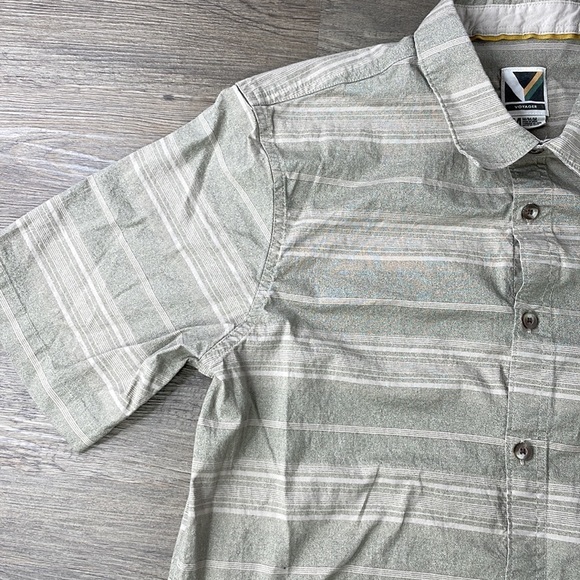 Voyager Men’s Tan and Green Collared Button Down Short Sleeve Shirt, size Medium - Picture 3 of 11